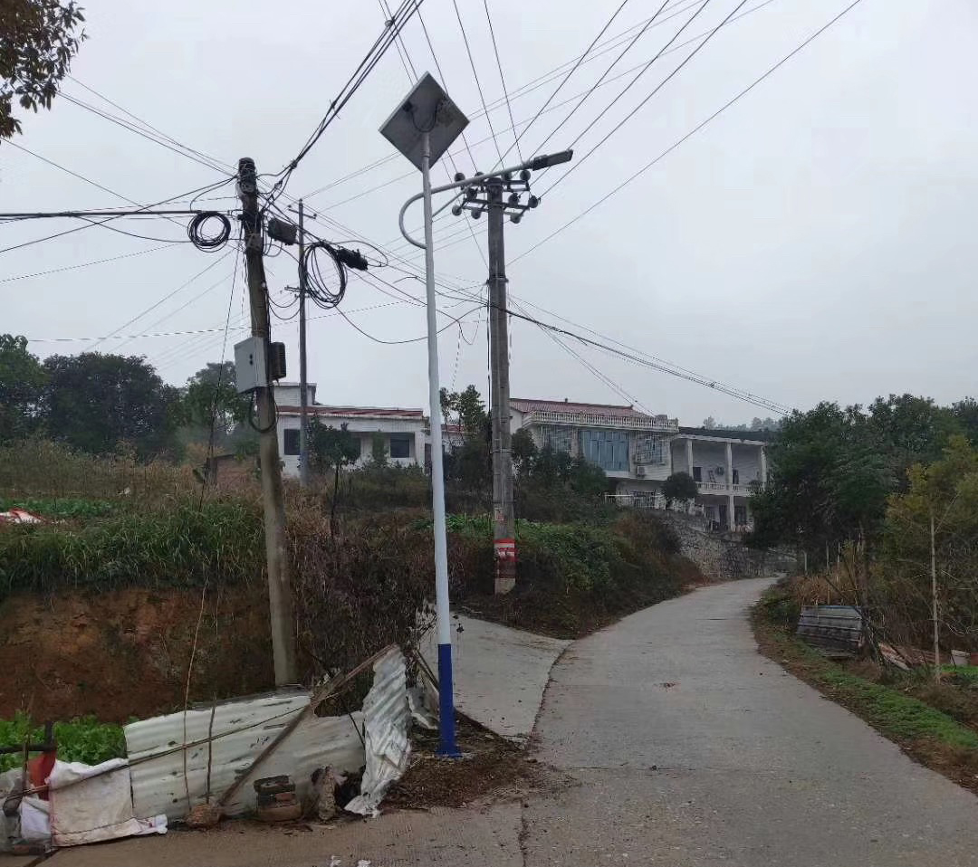 广西农村太阳能路灯新装的照亮广西河池美丽乡村